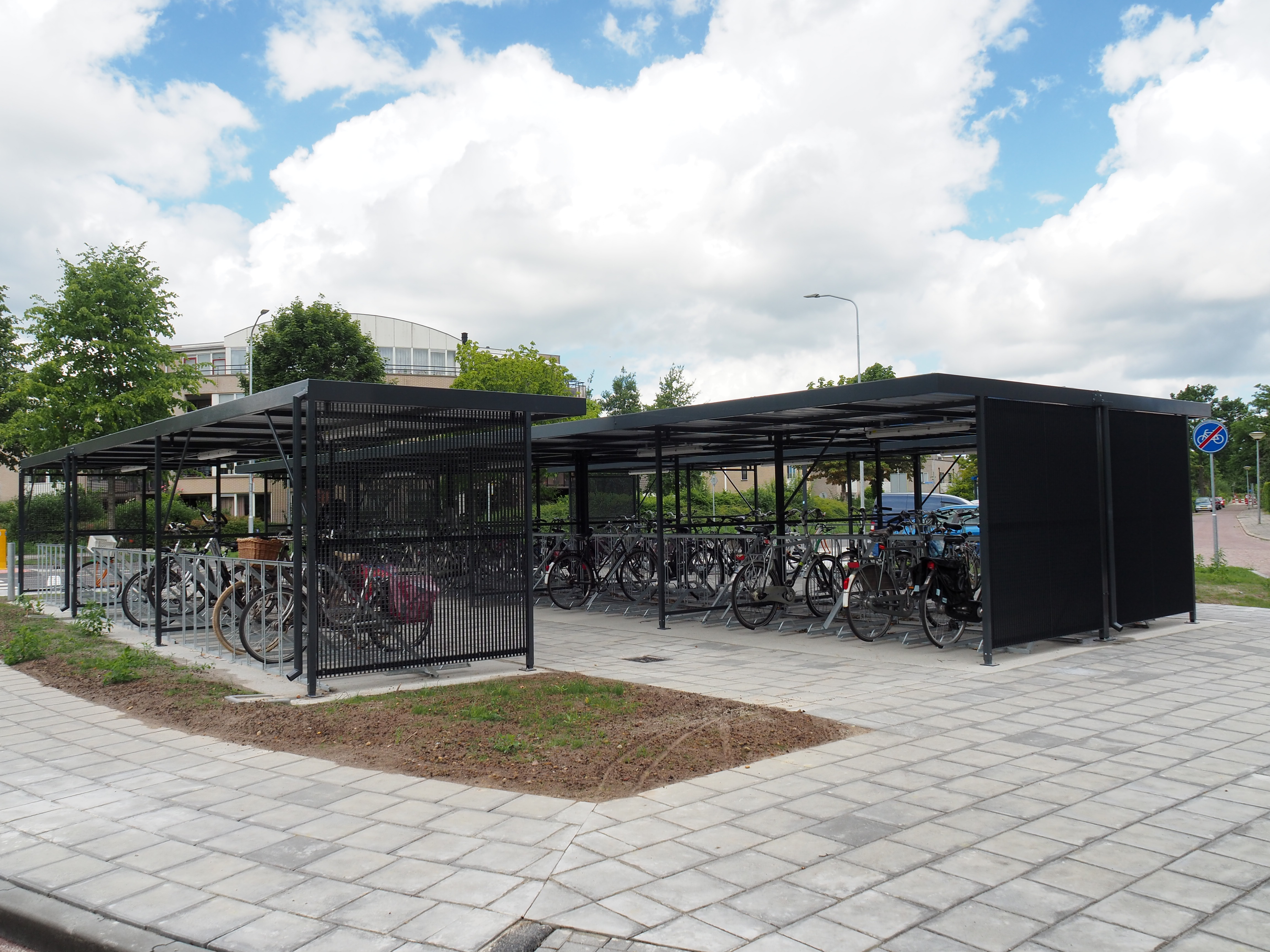 Op maat gemaakte fietsoverkappingen en fietsenrekken bij bushaltes