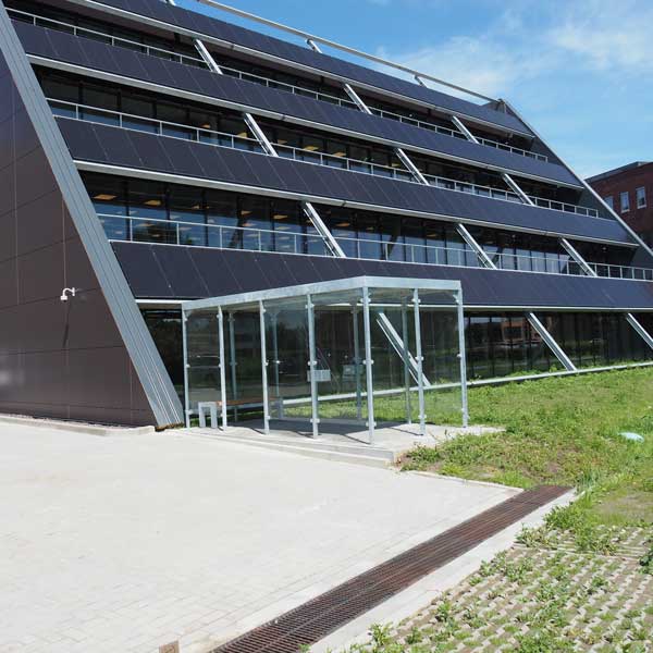 Rokersoverkapping bij nieuwbouwkantoor Sensata Technologies