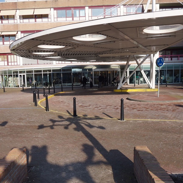 83144_fietsparkeren_overkapping_fietsenrekken_paaltjes