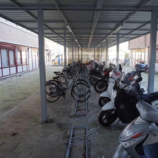 83144_fietsparkeren_overkapping_fietsenrekken_paaltjes