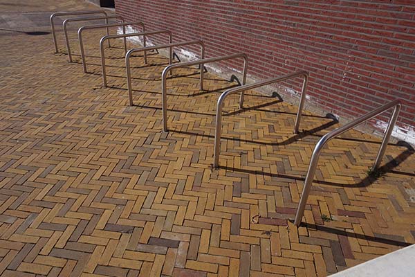 84014_straatmeubilair_bank_fietsparkeren_fietsaanleunbeugels