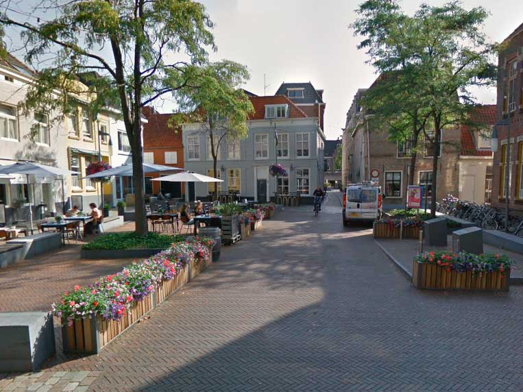 Plantenbakken in historisch centrum van Goes