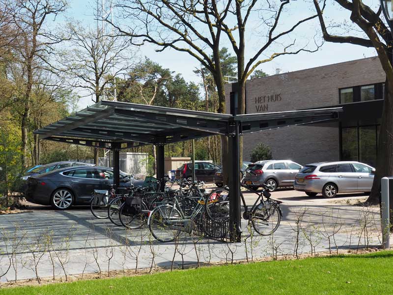 Prachtige overkapping met glazen dak in Waalre