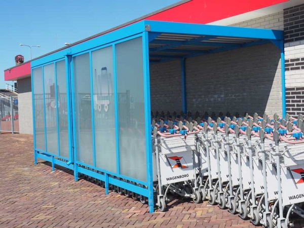 88829_FalcoLok_250_tegen_muur_voorkant_open_gestraald_glas_satiniert_logo_trolley