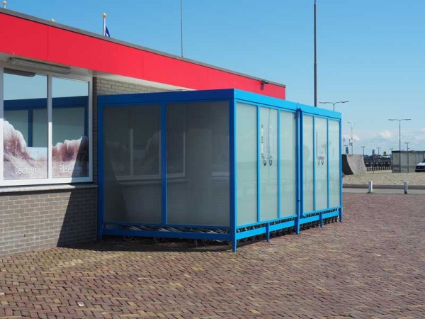 88829_FalcoLok_250_tegen_muur_voorkant_open_gestraald_glas_satiniert_logo_trolley