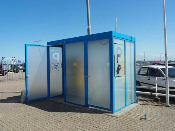 88829_FalcoSpan_328x169_2x_enkele_deur_gestraald_glas_satiniert_logo_parkeermeter