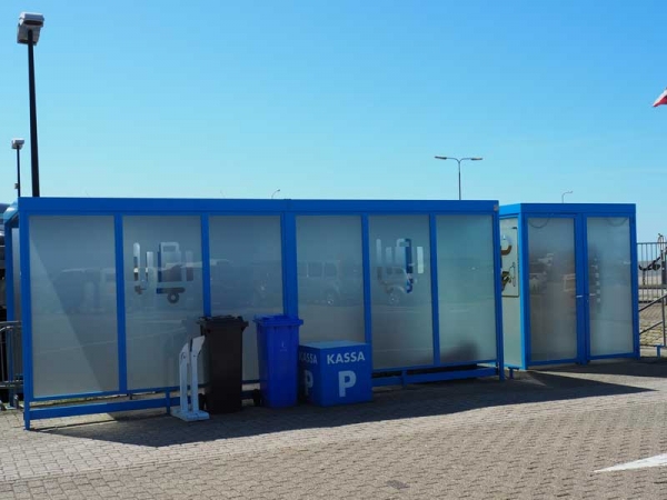 88829_FalcoLok_250_tegen_muur_voorkant_open_gestraald_glas_satiniert_logo_trolley