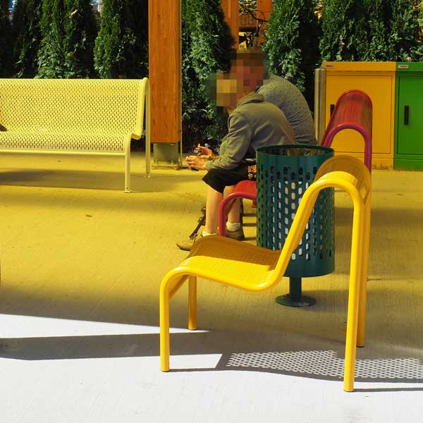 86766_stoelen_gepoedercoat_FalcoPerfo_rookruimte_ziekenhuis