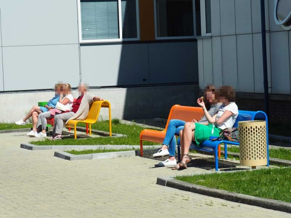 86766_straatmeubilair_zitbanken_afvalbakken_FalcoPerfo_gepoedercoat