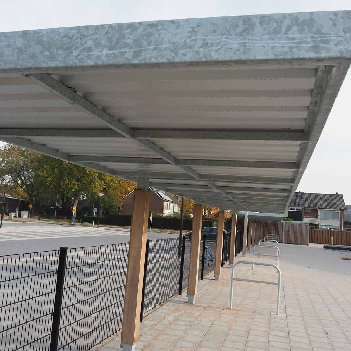 Overkapping met zwevend karakter en houten kolommen