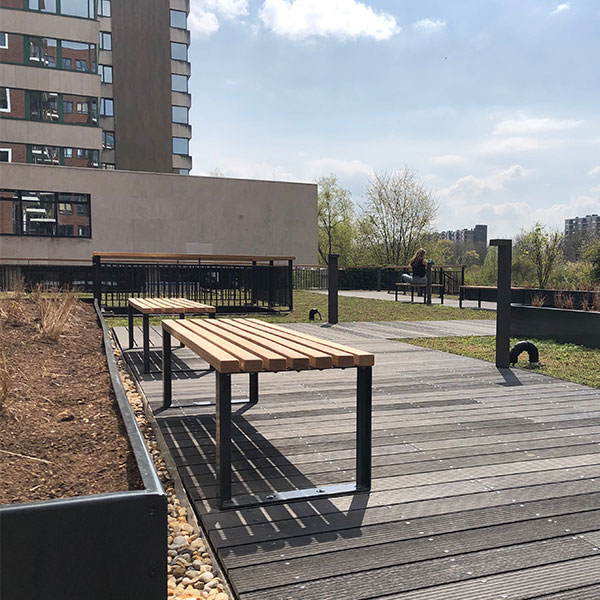Fietsparkeren en straatmeubilair bij nieuwbouw appartementencomplex in Utrecht