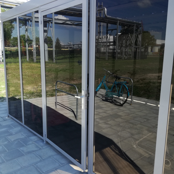 93258 fietsoverkapping fietsenstalling Falcolok Campina deur