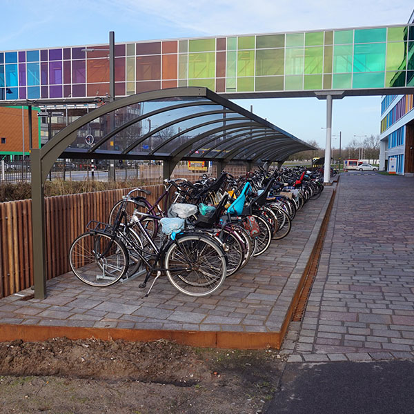 Fietsparkeervoorzieningen bij Prinses Maxima Centrum fietsoverkapping fietsenrek overkapping etagerekken