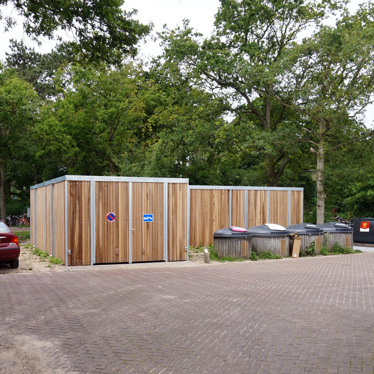 Overkapping in twee compartimenten bij Camping Bakkum