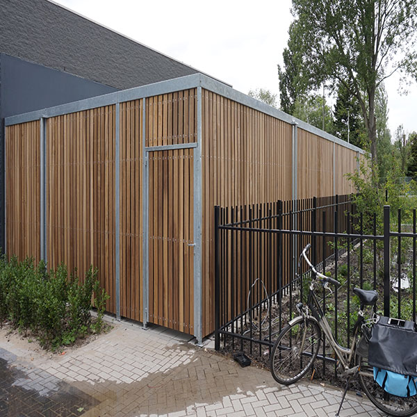 Fietsenstalling en straatmeubilair voor appartementencomplex