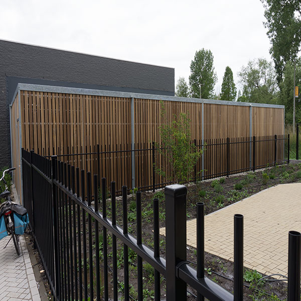 Fietsenstalling en straatmeubilair voor appartementencomplex