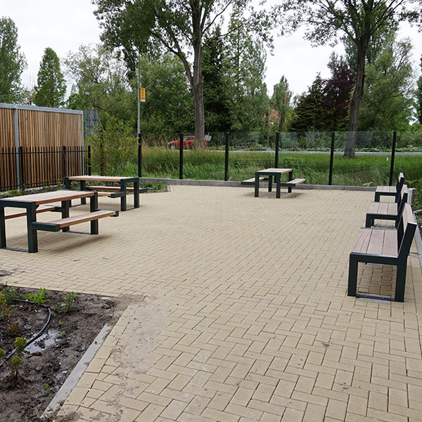 Fietsenstalling en straatmeubilair voor appartementencomplex