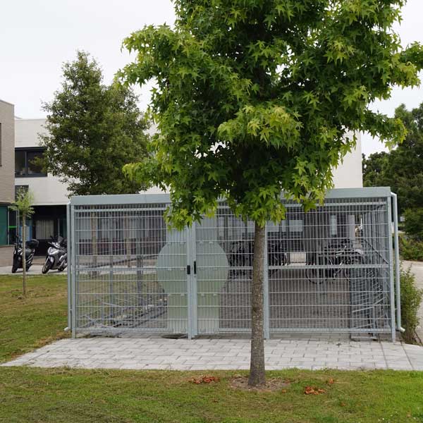 Ambtenaren gemeente Hoeksche Waard parkeren fietsen in FalcoLok fietsenstalling