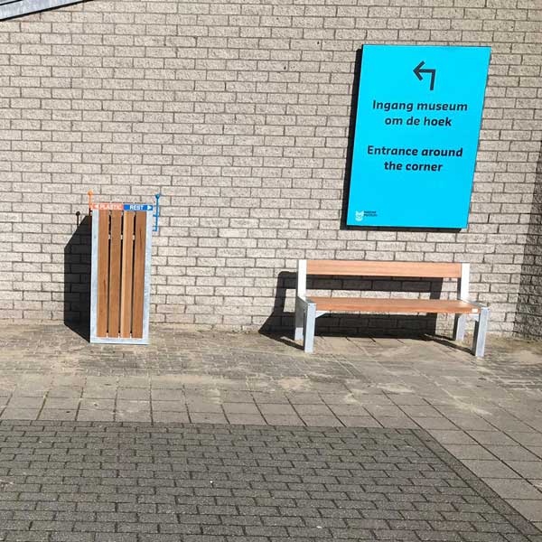 99914 straatmeubilair afvalbak gescheiden afval parkbank zitbank buitenbank Marinemuseum Den Helder