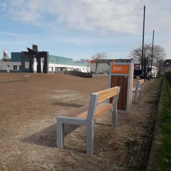 99914 straatmeubilair afvalbak gescheiden afval zitbank parkbank buitenbank Marinemuseum Den Helder