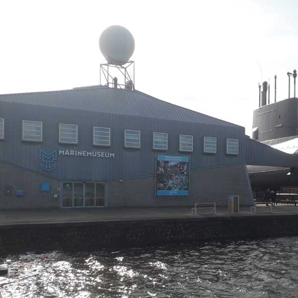 99914 straatmeubilair afvalbak gescheiden afval zitbank parkbank buitenbank Marinemuseum Den Helder