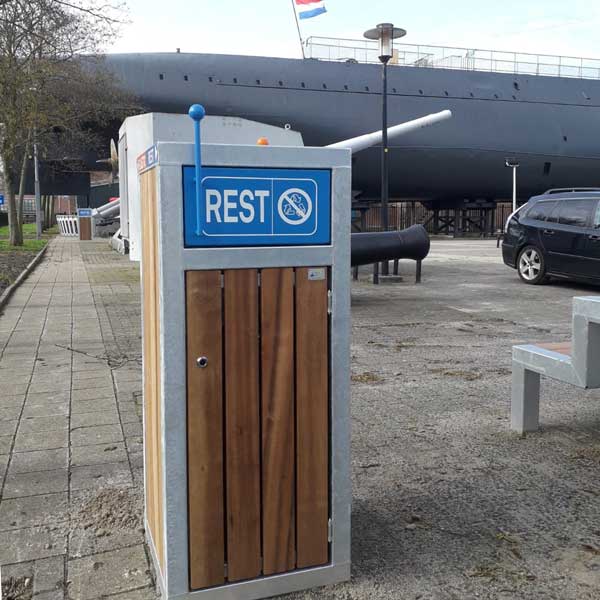 Straatmeubilair op maat bij Marinemuseum, Den Helder 99914 straatmeubilair picknickset zitbank afvalbak gescheiden afval Marinemuseum Den Helder