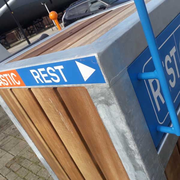 99914 straatmeubilair afvalbak gescheiden afval zitbank parkbank buitenbank Marinemuseum Den Helder