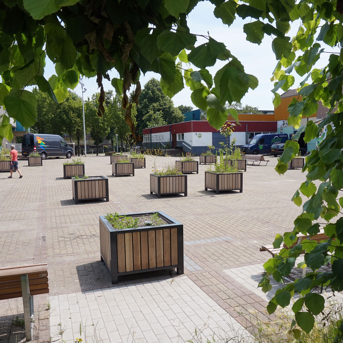Inrichting plein Amsterdam Noord met Falco plantenbakken