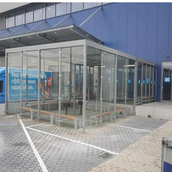 Overdekte pauzeruimte op buitenterrein van supermarkt