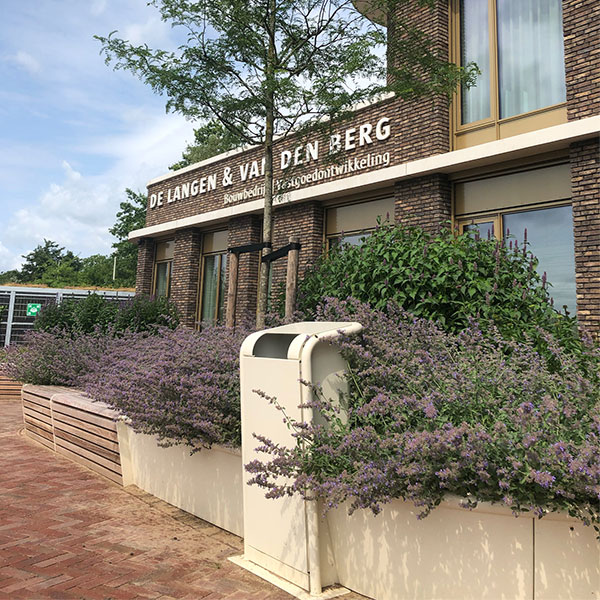 124111 124108 fietsparkeren fietsoverkapping fietsenrek straatmeubilair afvalbak plantenbak  buitenbank