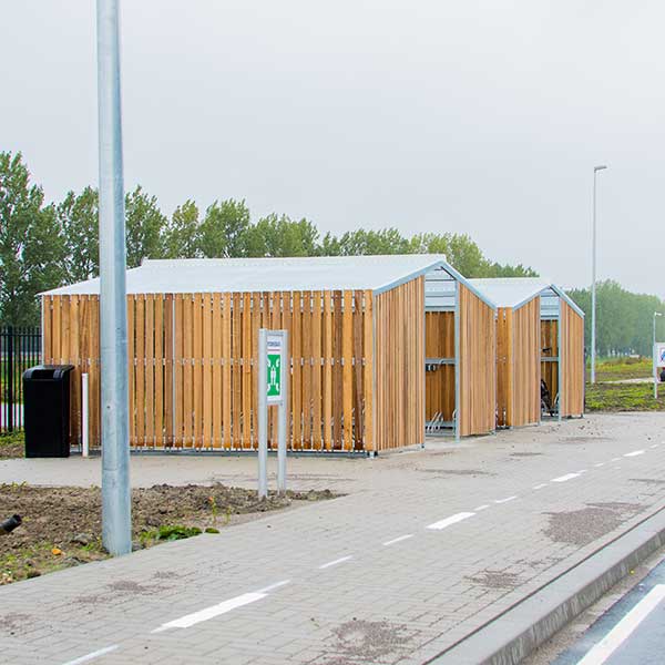 Verschillende overkappingen en straatmeubilair bij Aldi distributiecentrum