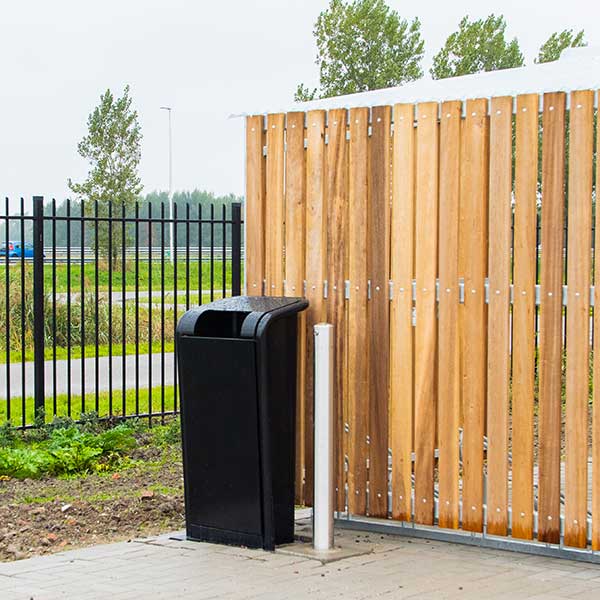 Verschillende overkappingen en straatmeubilair bij Aldi distributiecentrum