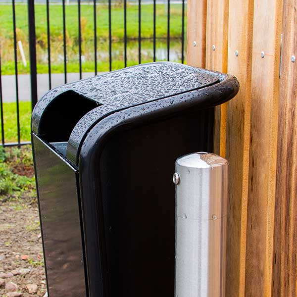 Verschillende overkappingen en straatmeubilair bij Aldi distributiecentrum