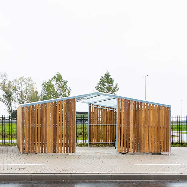 Verschillende overkappingen en straatmeubilair bij Aldi distributiecentrum