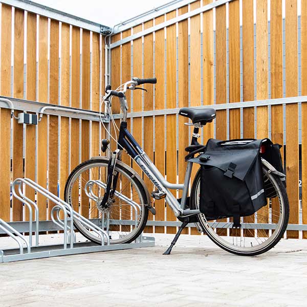 Verschillende overkappingen en straatmeubilair bij Aldi distributiecentrum