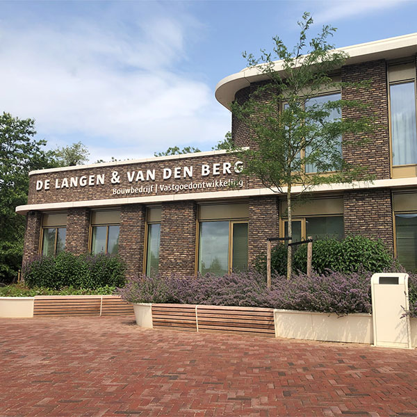 124111 124108 fietsparkeren fietsoverkapping fietsenrek straatmeubilair afvalbak plantenbak  buitenbank