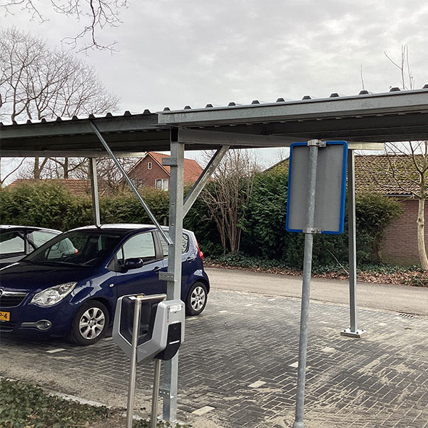 124734 carport auto parkeren