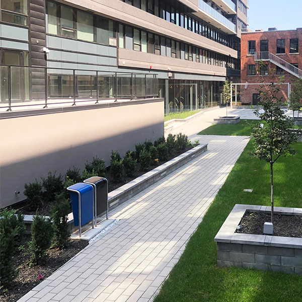 appartementencomplex straatmeubilair parkmeubilair zitbanken fietsparkeren fietsmarketing afvalbakken