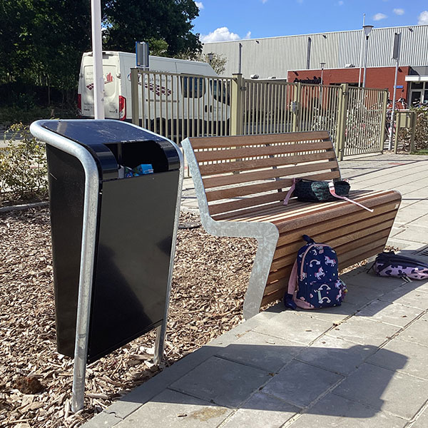 120203 fietsoverkapping fietsparkeren fietsaanleunbeugels berging  straatmeubilair buitenbank afvalbak