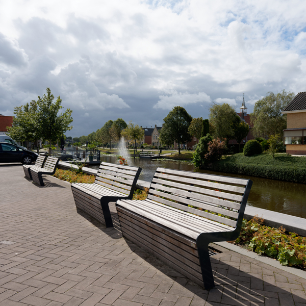 Herinrichting De Kaai Strijen met Falco straatmeubilair
