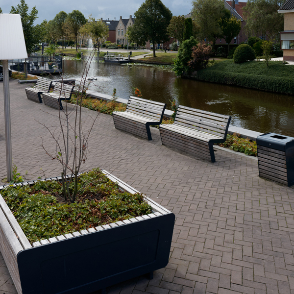 Herinrichting De Kaai Strijen met Falco straatmeubilair