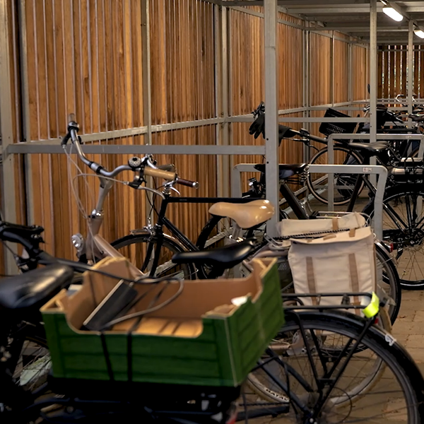 137908 straatmeubilair fietsparkeren fietsoverkapping afvalbak picknickset buitenbank fietsaanleunbeugels