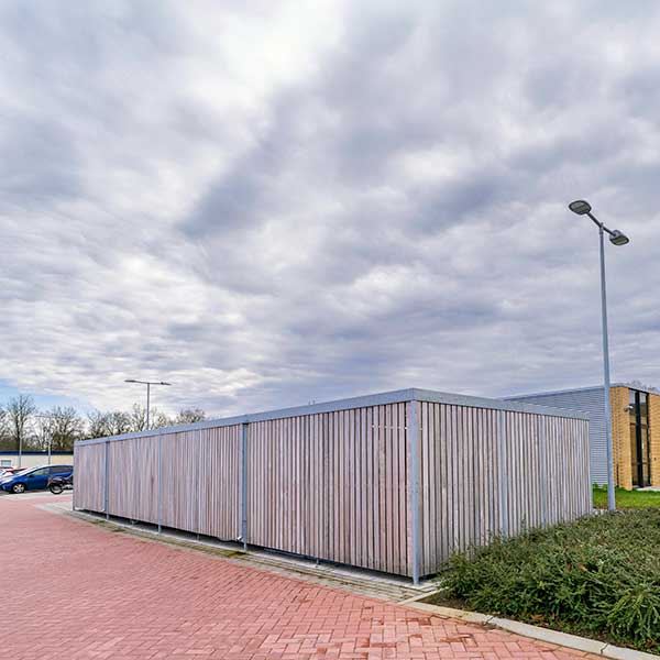 Een functioneel en duurzaam buitenterrein voor het Saxenburgh Medisch Centrum: Falco voorziet in comfort en bescherming