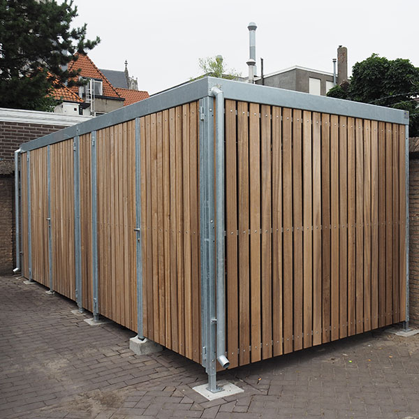 Vrolijk gekleurde berging bij school