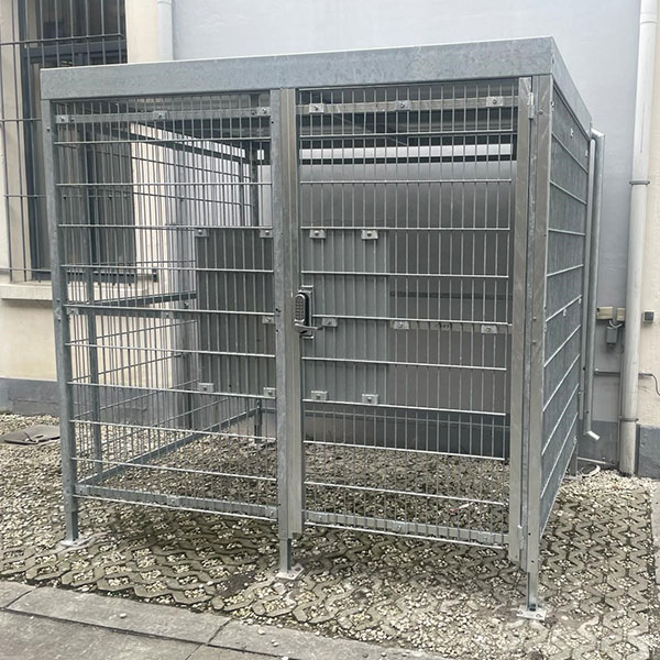 FalcoLok overkapping met traliepaneel als wandbekleding