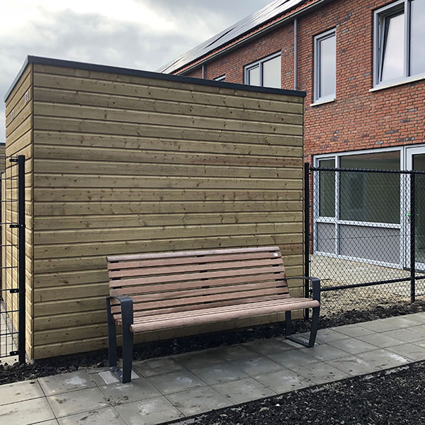 Buitenbanken in binnentuin bij appartementen