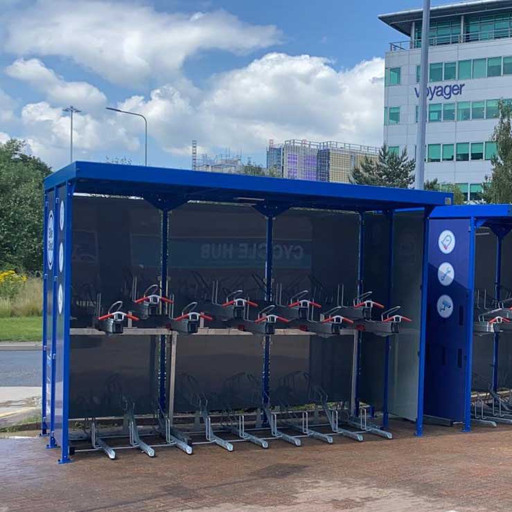 Tweelaags fietsparkeren in fietsoverkapping bij Manchester Airport