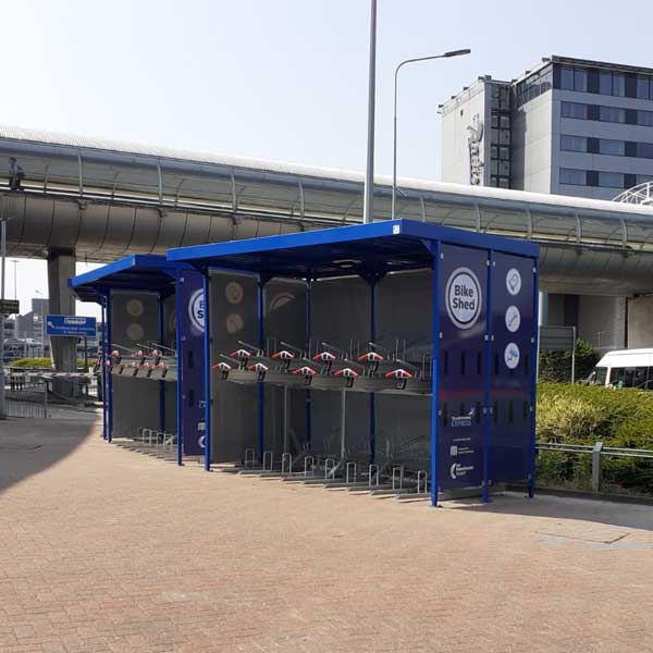 Tweelaags fietsparkeren in fietsoverkapping bij Manchester Airport