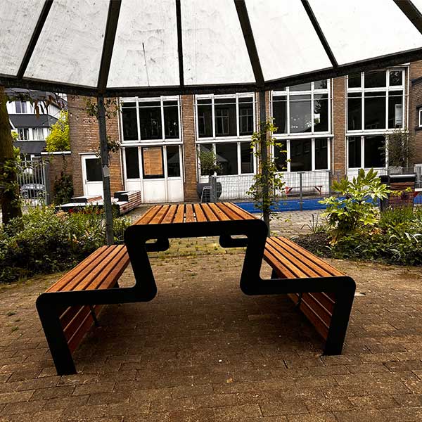 132915 schoolplein straatmeubilair buitenbank picknickset afvalbak