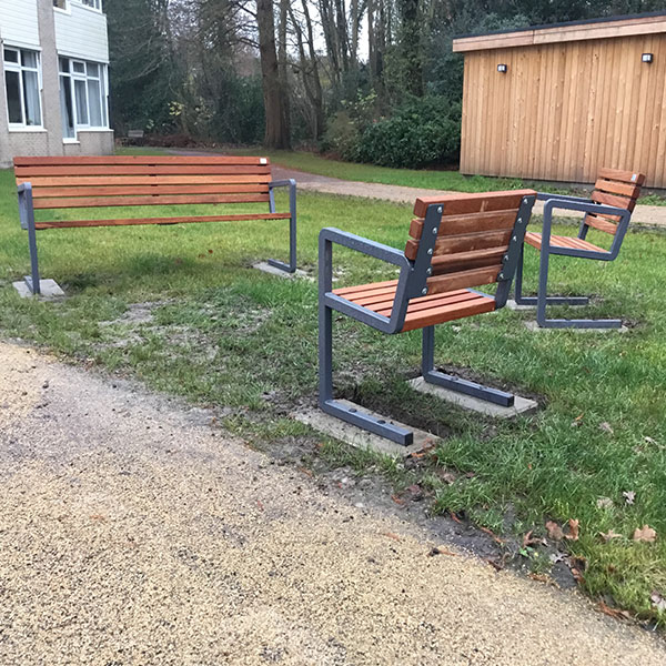 110140 straatmeubilair buitenbank stoel verkeersvoorziening paaltje